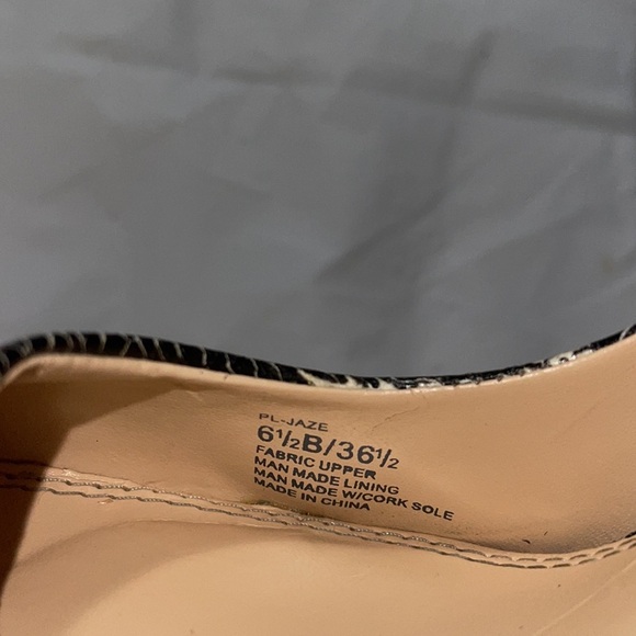 BCBG Women’s faux snake skin design. Gently used. Size 6.5 - Picture 11 of 11